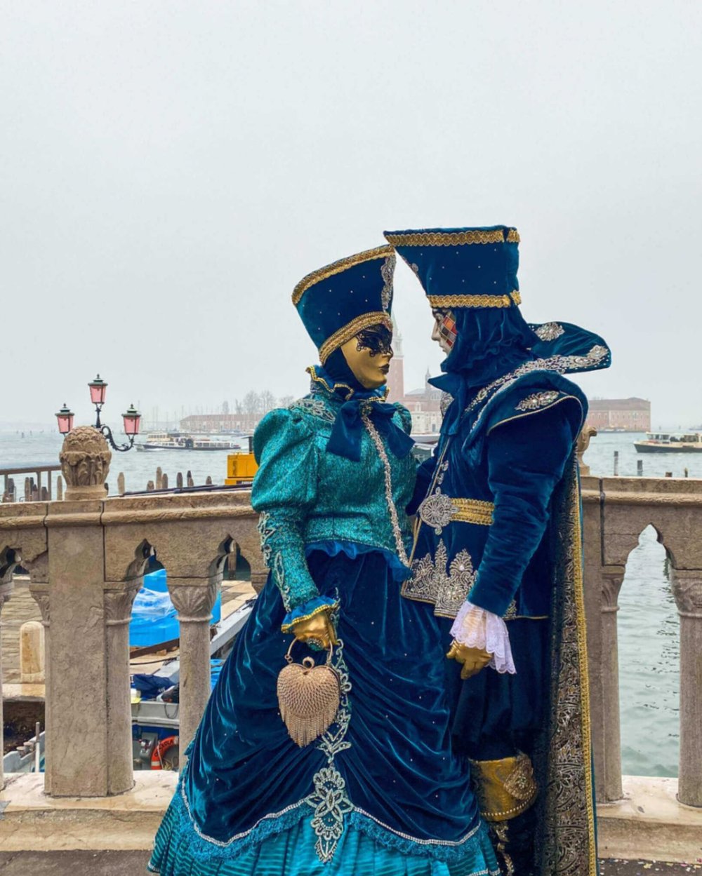 par utkledd som tinnsoldater karneval venezia