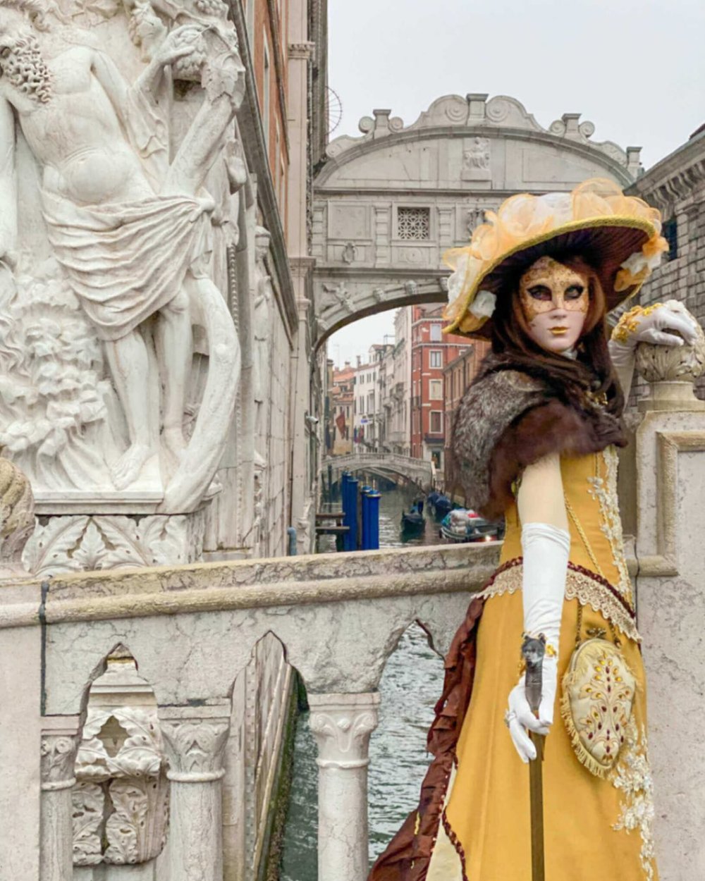 gul kjole på karneval i Venezia