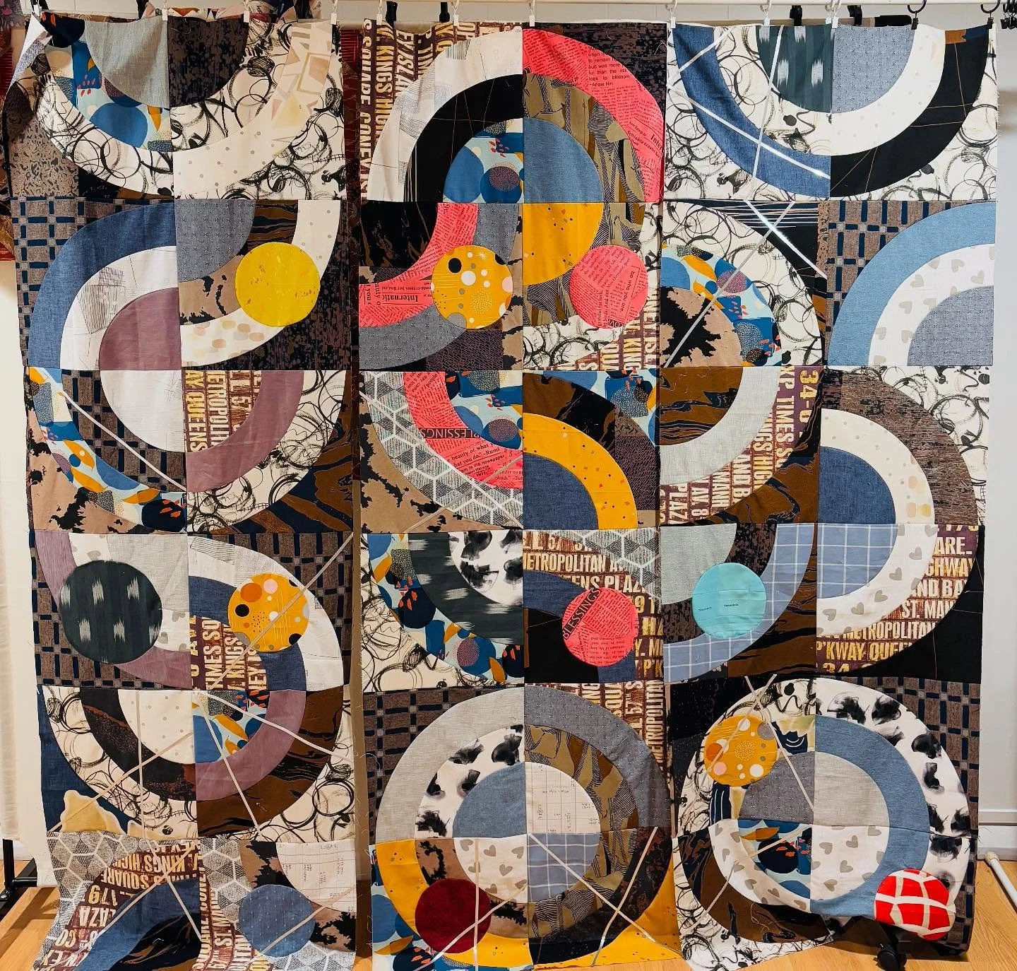 &ldquo;Silver Lining&rdquo; workshop, October 18, 9:30am.

Curved piecing with a dash of concentric circles and appliqu&eacute;!  You will learn a lot 🌟🌼🤩

Original pattern by me. Templates are listed on my website!