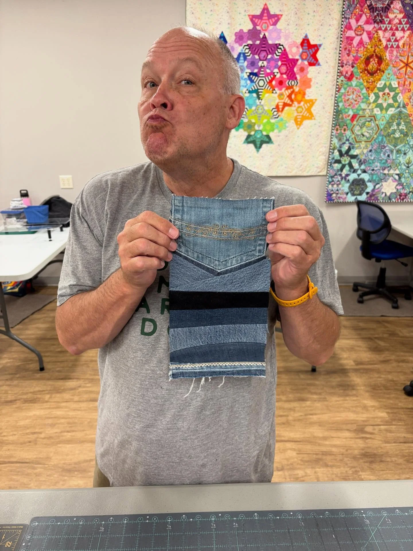 It&rsquo;s was such a pleasant morning at @bluebarquilts, with friends, using and deconstructing #jeans !!! Thanks for the great company!
See you Sept 20-21st for more creative workshops!