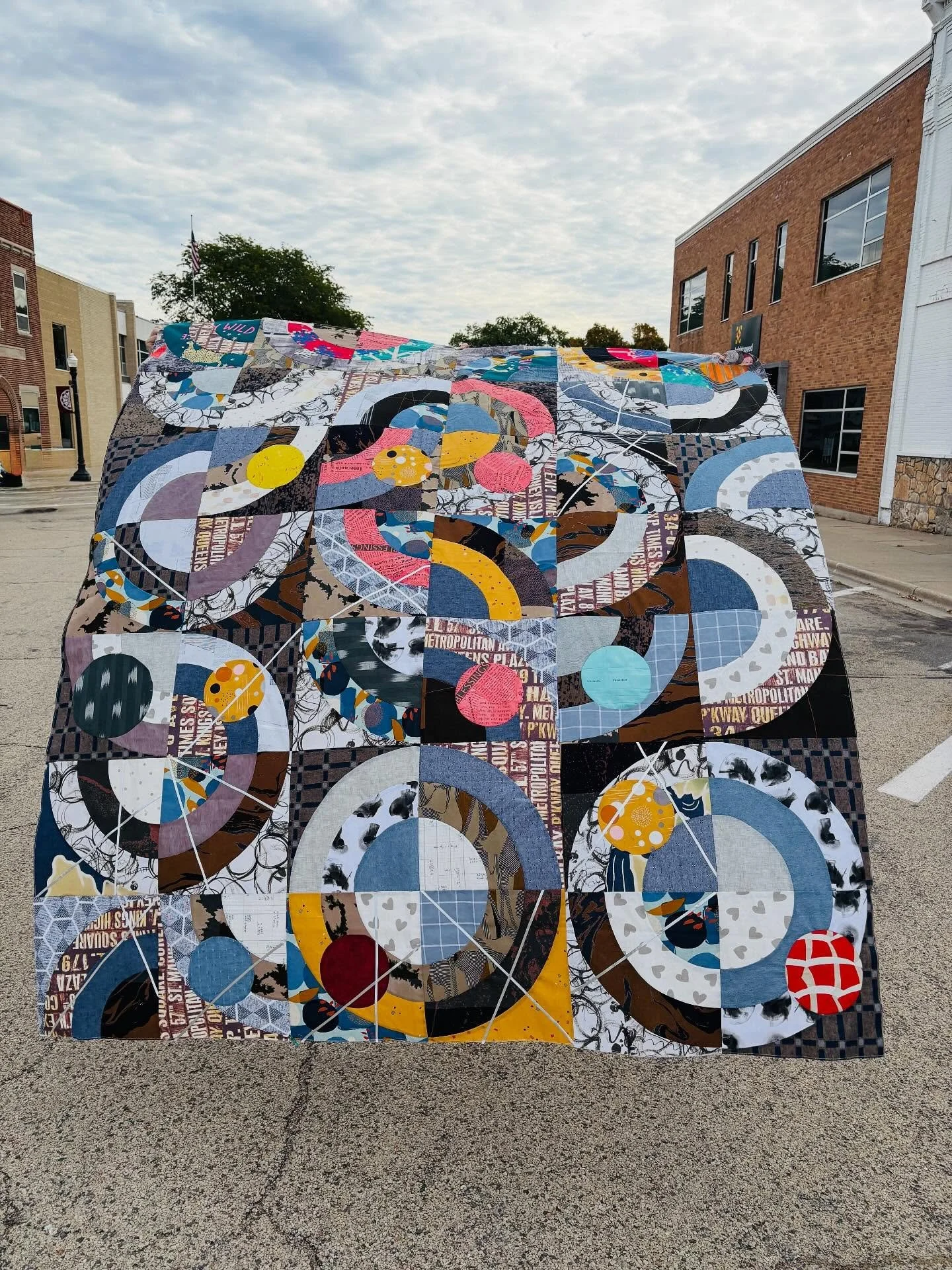 🆕 Workshop Oct. 18! 

Silver Lining, curved piecing with concentric circles and appliqu&eacute; 

Add denim and/or Tshirt and sweaters for an up-cycled look 👀 

To sign up, call ☎️ 608-356-4461