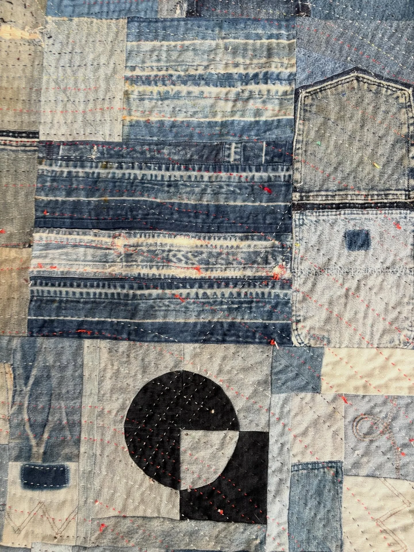 &ldquo;Connection: Reviving Door&rdquo; progress.

#creativemetamorphosis #sustainability #jeans #slowstitching #handstitches