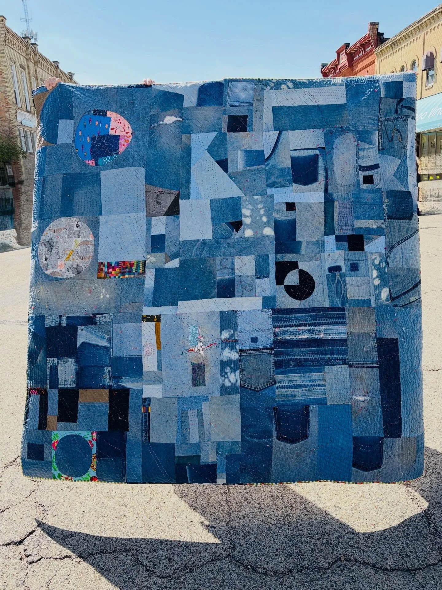 &ldquo;Re-Set in Blue&rdquo; is a commemoration of a workshop that I led in 2022, at @mnquilters show. Last year I added more farmer jeans from fellow customers and their families. I also begun my adventure teaching with @latifahsaafirstudios #clammy