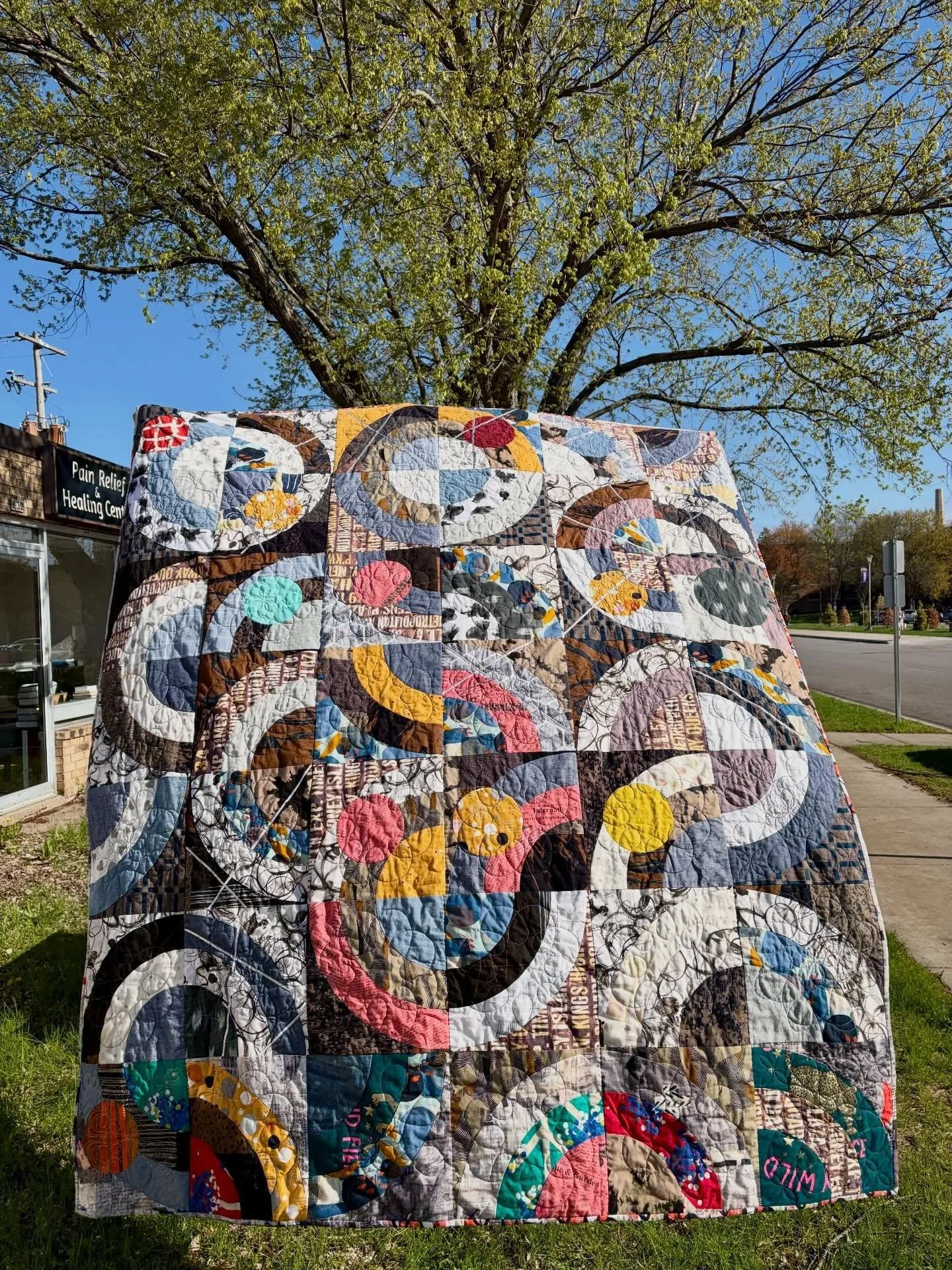 &ldquo;Silver Lining&rdquo;

Officially entered into the @mnquilters juried show. My first time and maybe&hellip;

Thanks to my peeps @povadra and @lew.lan.pitmaster for holding the quilt!