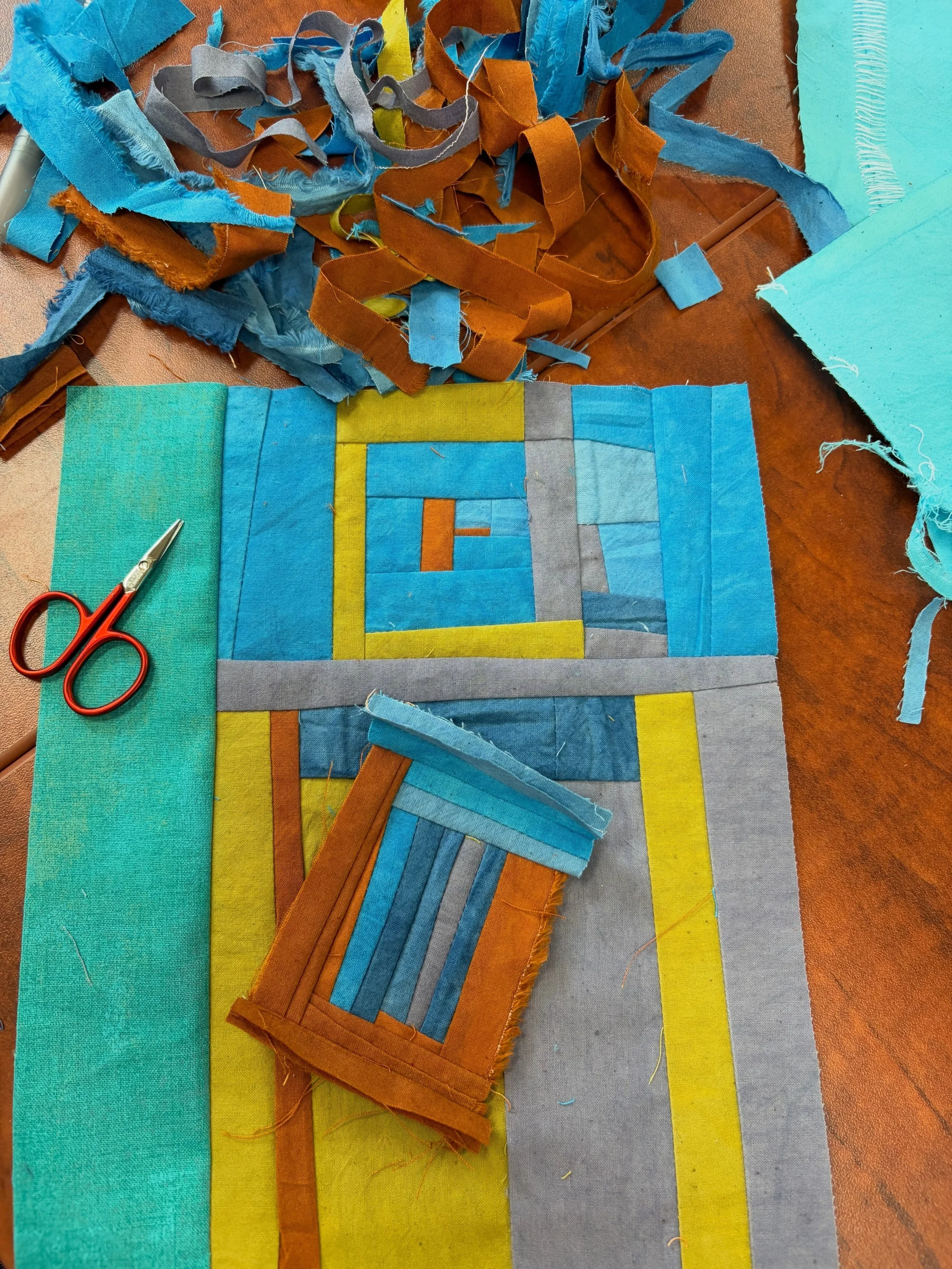 &ldquo;Camino&rdquo; A tiny study 

Half inch scraps are what my creative dreams are made of. There is no @cherrywoodfabrics that goes unused.