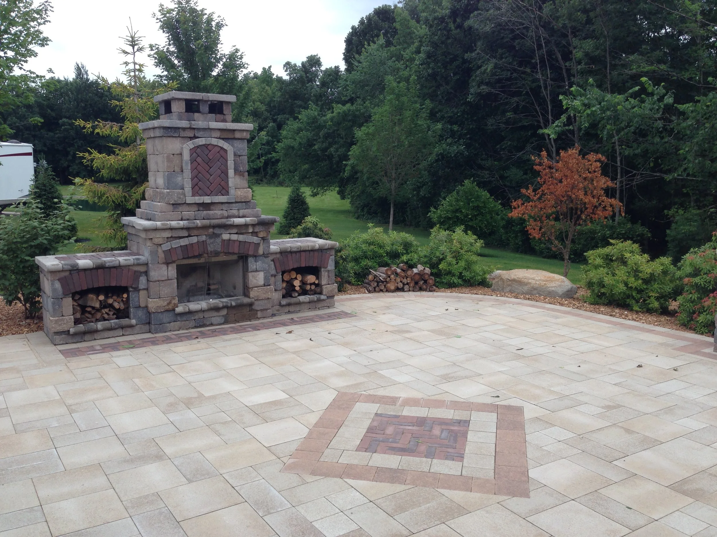 HARDSCAPE FIREPLACE.JPG