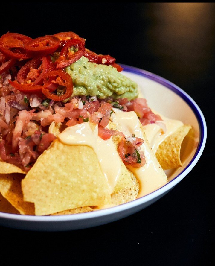 Nacho average starter! This baby has Chilli, Guac, Salsa and Cheese Sauce... what's not to like?! ⁠
⁠
Our loaded nachos are perfect way to start off your Box experience! Choose between chilli beef, pulled chicken or go vegan!⁠
⁠
#boxburgerbray #nacho