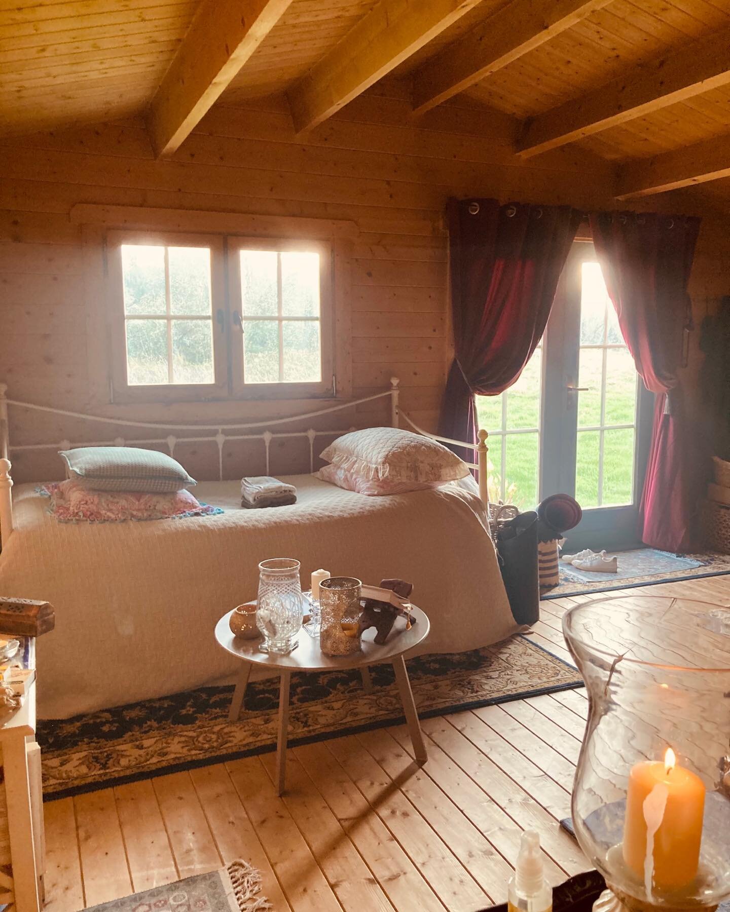Light is wild here at #thewillowretreat today 🙏🏻😇 It&rsquo;s a great day for sitting in a cabin on retreat reading, drinking tea &amp; relaxing ⭐️ Great to be back 🏵 

#beyondyoga #live#love#yoga#meditation#galway #ireland