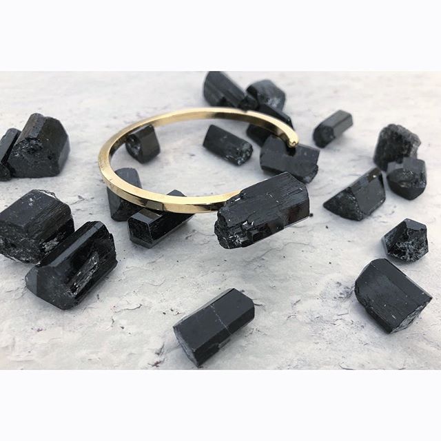 Pierre de protection par excellence, la Tourmaline Noire absorbe toutes n&eacute;gatives et les ondes &eacute;lectromagn&eacute;tiques 🔮 Disponible online www.concerto1.com ou &agrave; la boutique au 2 rue de Capri, Paris 12e !