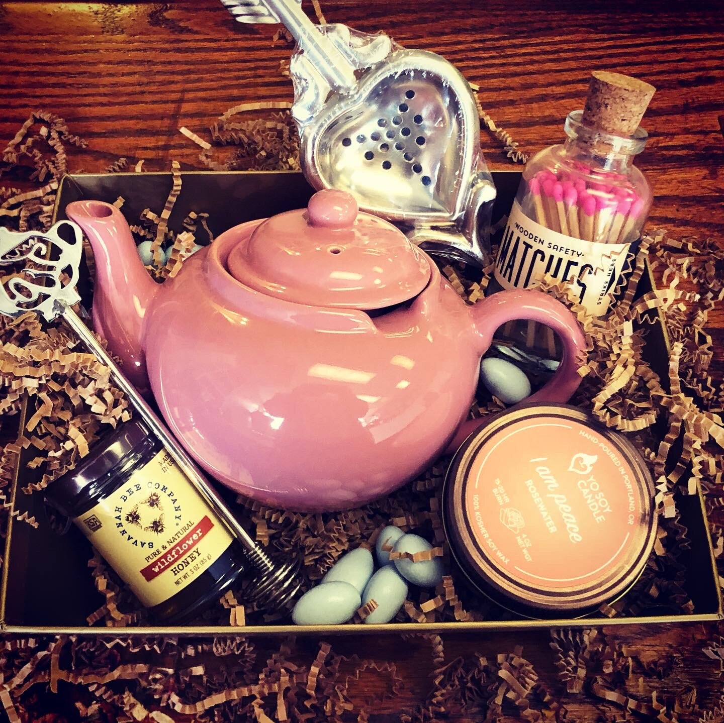 GIFT BOX PINK TEA POT.JPG