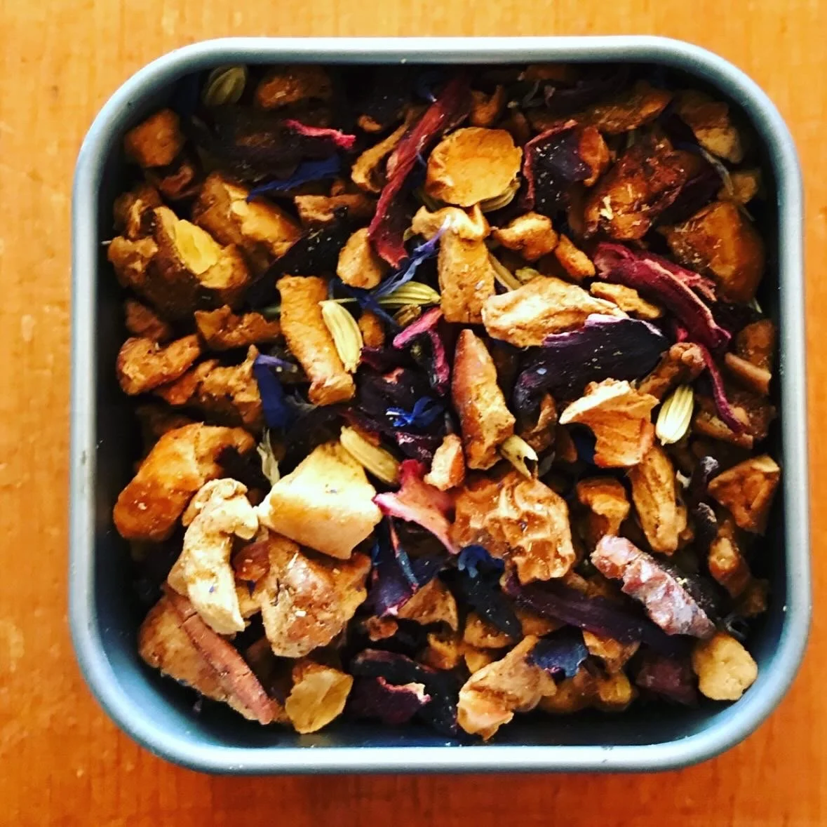 CRANBERRY APPLE TEA TIN PIC.JPG