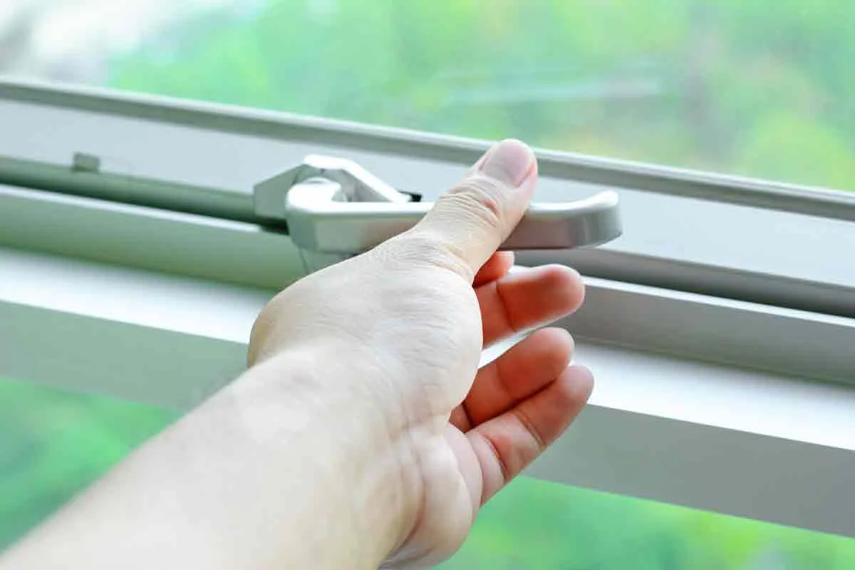 opening_window_latchLowRes.jpg
