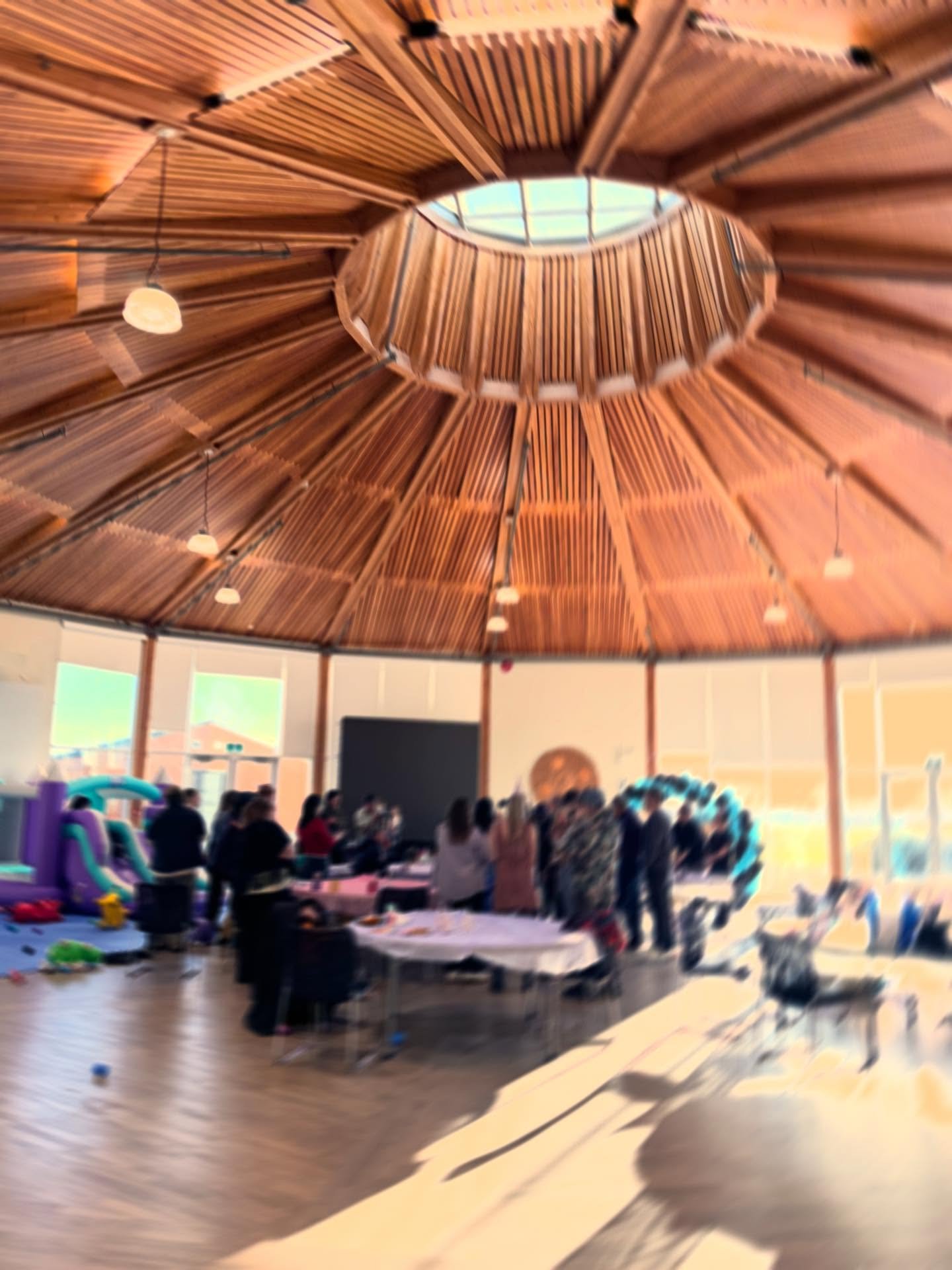 The&nbsp;xʷmə&theta;kʷəy̓əm&nbsp;(Musqueam) Community Center was constructed for the 2010 Olympics. This pavilion&rsquo;s brilliant architecture was inspired by the traditional woven cedar hat used by Indigenous people across the region.
The cultural