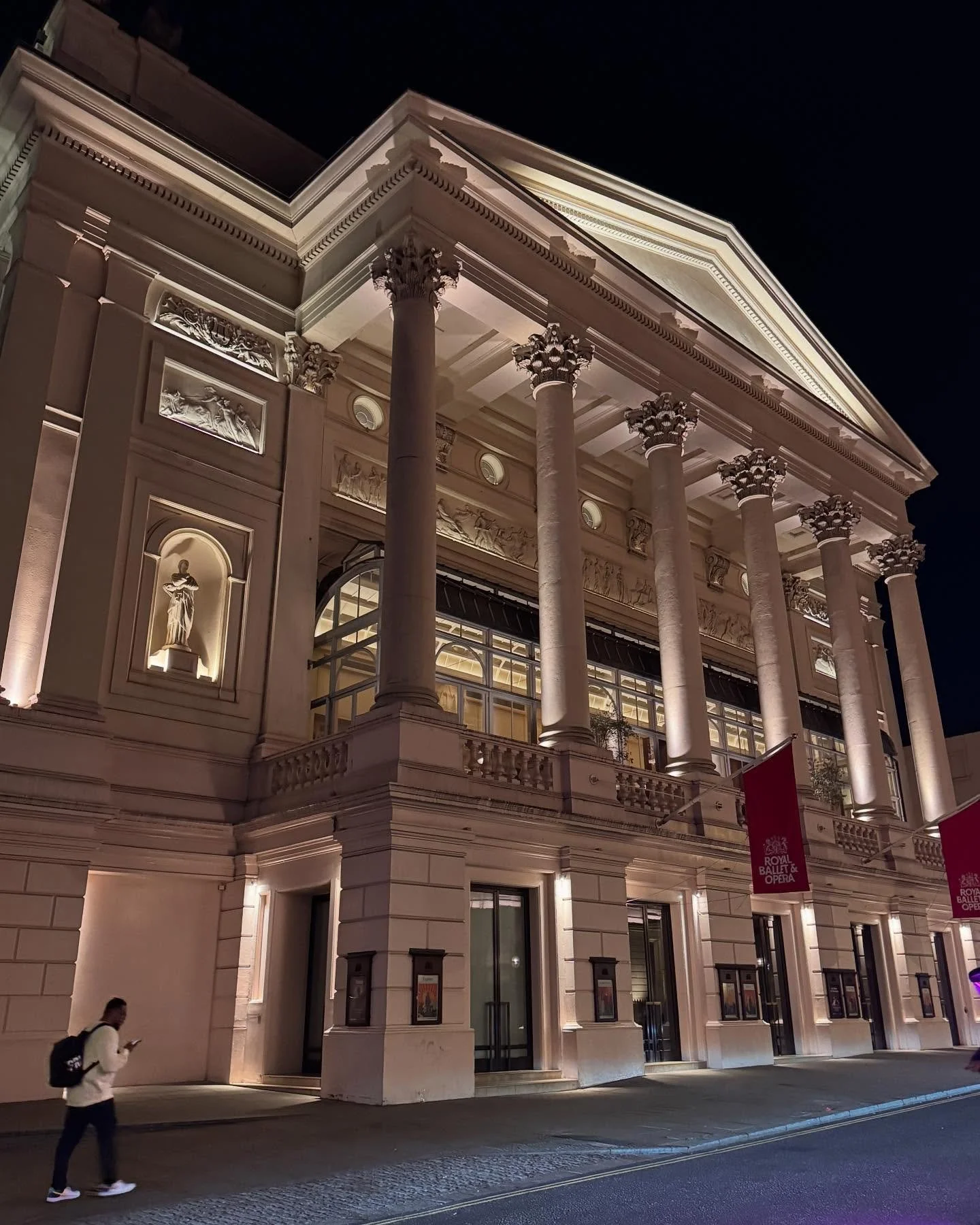 The power of uplighting in beautiful London. Doesn&rsquo;t hurt that the buildings are gorgeous. 
.
#london #lighting #magicoflights #lightingdesign #architecture #londonarchitecture #londonbuildings #coventgarden #londonopera #langhamlondon #londonu