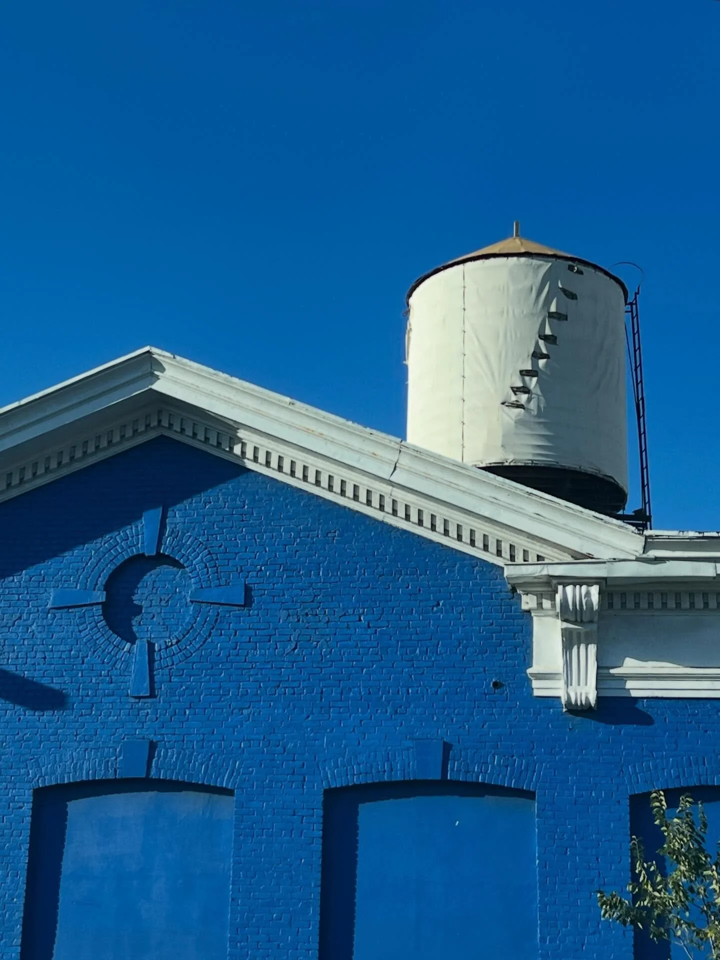 Not my work, just something I saw in Brooklyn last summer. That rich saturated blue that only mid summer has. 💙