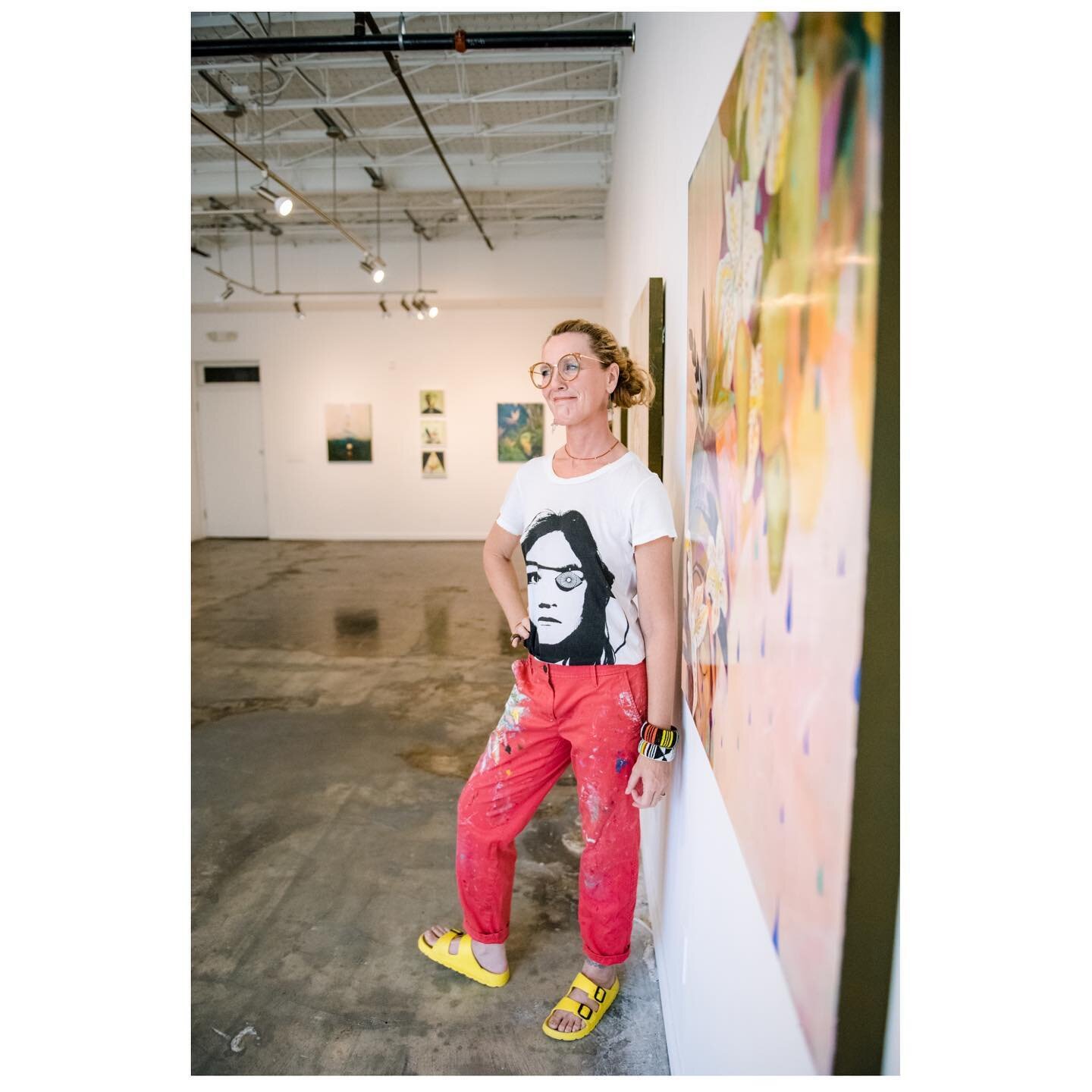 I think this photo says it all about how I feel about getting my picture taken &hellip;..UNCOMFORTABLE ! 🤪
.
.
#portraitphotography #artistlife #galleryopening #gallerywall #tskw #floridaartist #artistandartwork #floridagallery #artistcollection #my