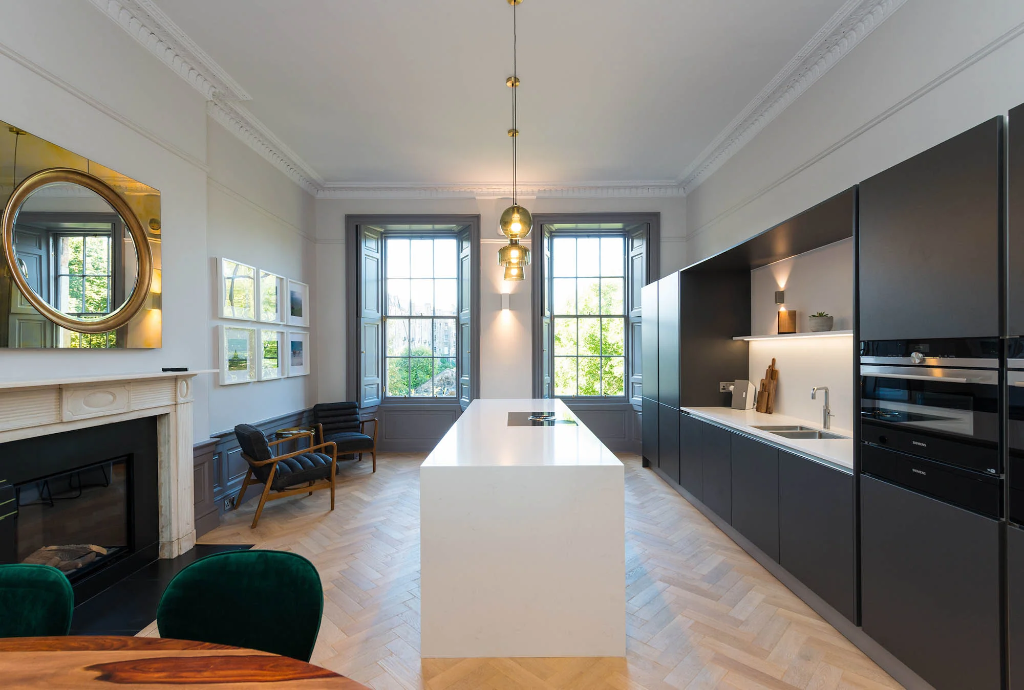  Large, bright kitchen 