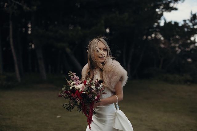 Windswept hair and messy bouquets, need we say more? 🤩
⠀⠀⠀⠀⠀⠀⠀⠀⠀
#wildloveadventures #weddingdream #weddingdayready  #dirtybootsmessyhair #adventureawaits #outdoorwedding #outdoorweddingdecor #weddingunderthestars #bohowedding #naturewedding #wildwe