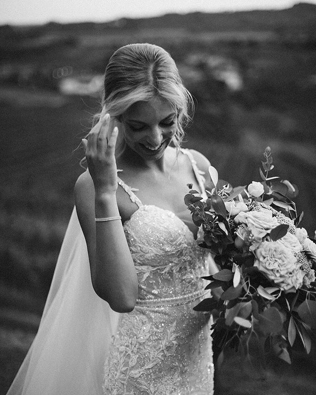 How about this beauty with the gorgeous messy bouquet by @akweddings? We can't get enough of this smile that just shines from within 💫
⠀⠀⠀⠀⠀⠀⠀⠀⠀
#bridegoals #weddingdressinspo #laceweddingdress #messybouquet #weddinginspo #weddingbouquet #greenerywe