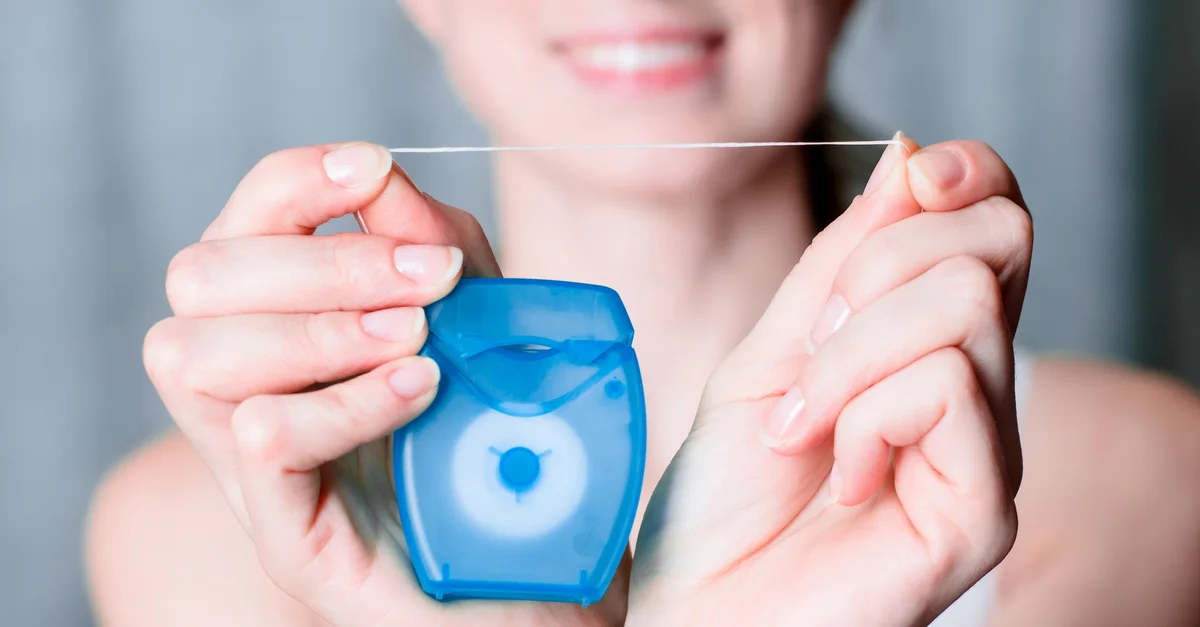 Flossing_shutterstock_337789961.jpg