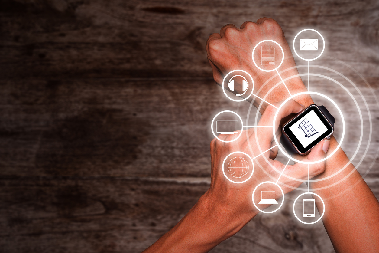 Using-smart-watch-for-omnichannel-601924598_1258x838.jpeg