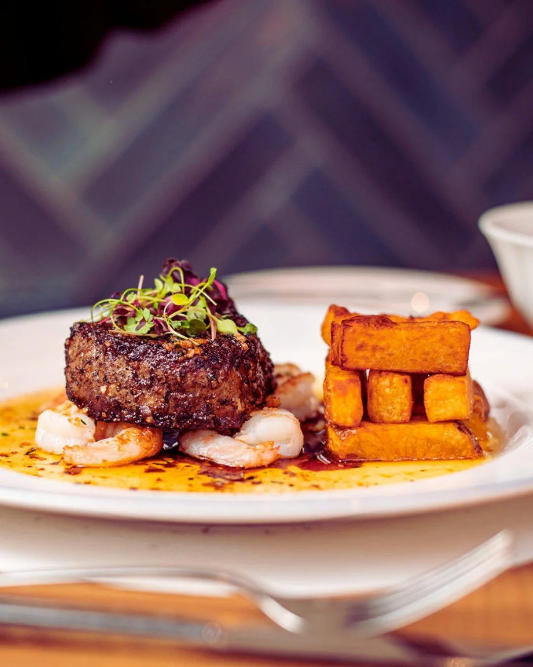 🦐 Do you know about our terrific Surf and Turf Wednesday deal? 🥩 

Two Scotch fillet steaks, with jumbo king prawns, scallop, garlic butter &amp; Gamba chunky chips, plus a bottle of white or red wine.

All for just &pound;99 for two!

Book your ta