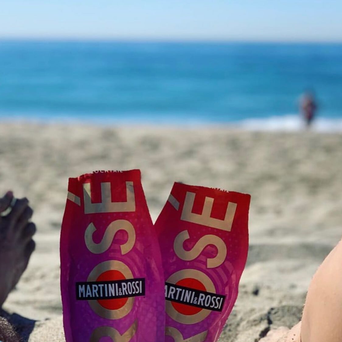 New Product Alert!
Frose pouch?! Say whaaaa?  It might be the end of the summer, but as they say: frose all day, everyday, even after summer!!
Freeze them for 4-8 hours, slap the bag, and take them to the beach. #martiniandrossi #slapthebag #fros&eac