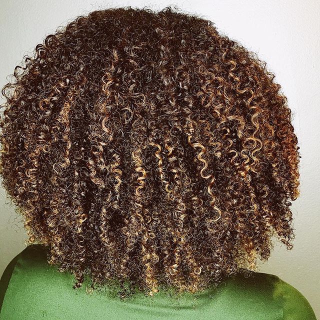 Texture, Body , and defined curls ! Perect recipe for summer hair 😎 .
.
.
.