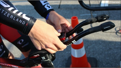 Avant de prendre place pour le départ, Taylor Phinney couvre son capteur de puissance de «tape» électrique. Ainsi, il peut rouler au feeling tout en enregistrant quand même son «data».