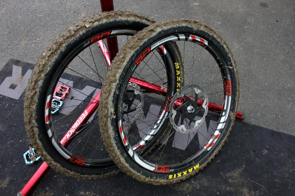 Roues de Greg Minnaar après les essais de la Coupe du monde à Lourdes, en France. Beaucoup de bouette, mais toujours pas de «nipples».