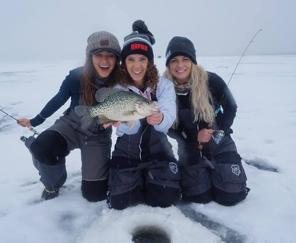 Nicole Stone Outdoors, Ana on Ice, und Nattie Up North am Upper Red Lake