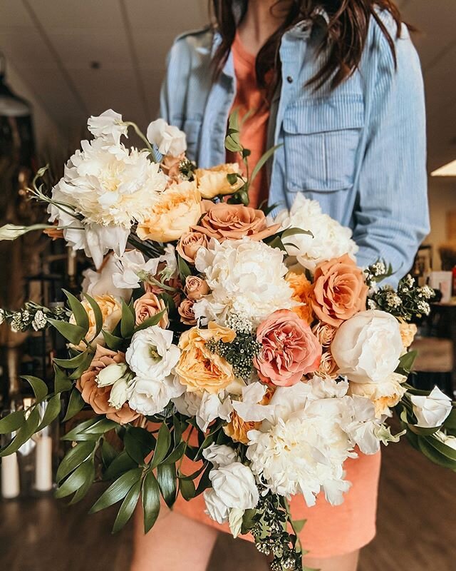 I made four bridal portrait bouquets today and it made me so happy (and unintentionally matched one of them, so it called for a bouq selfie). Things are looking up friends 🌞