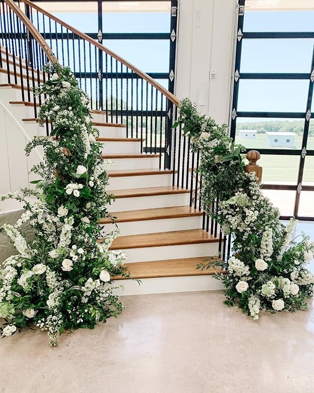 Lush garden staircase - count us in ✋🏻✨