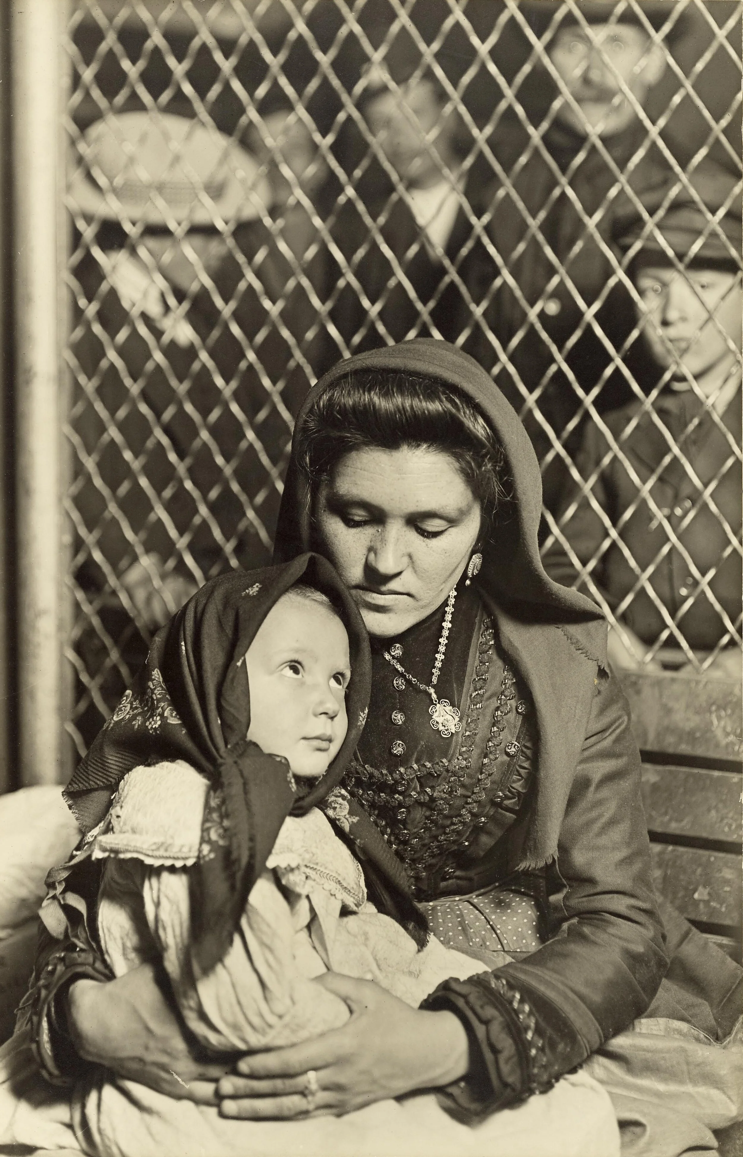 Lewis Hine, Madonna and Child, Ellis Island 1908
