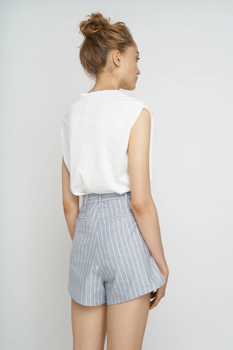 JF_SS18_Lookbook_Olivia_Shirt_white_Mara_Shorts_grey-white_3.jpg