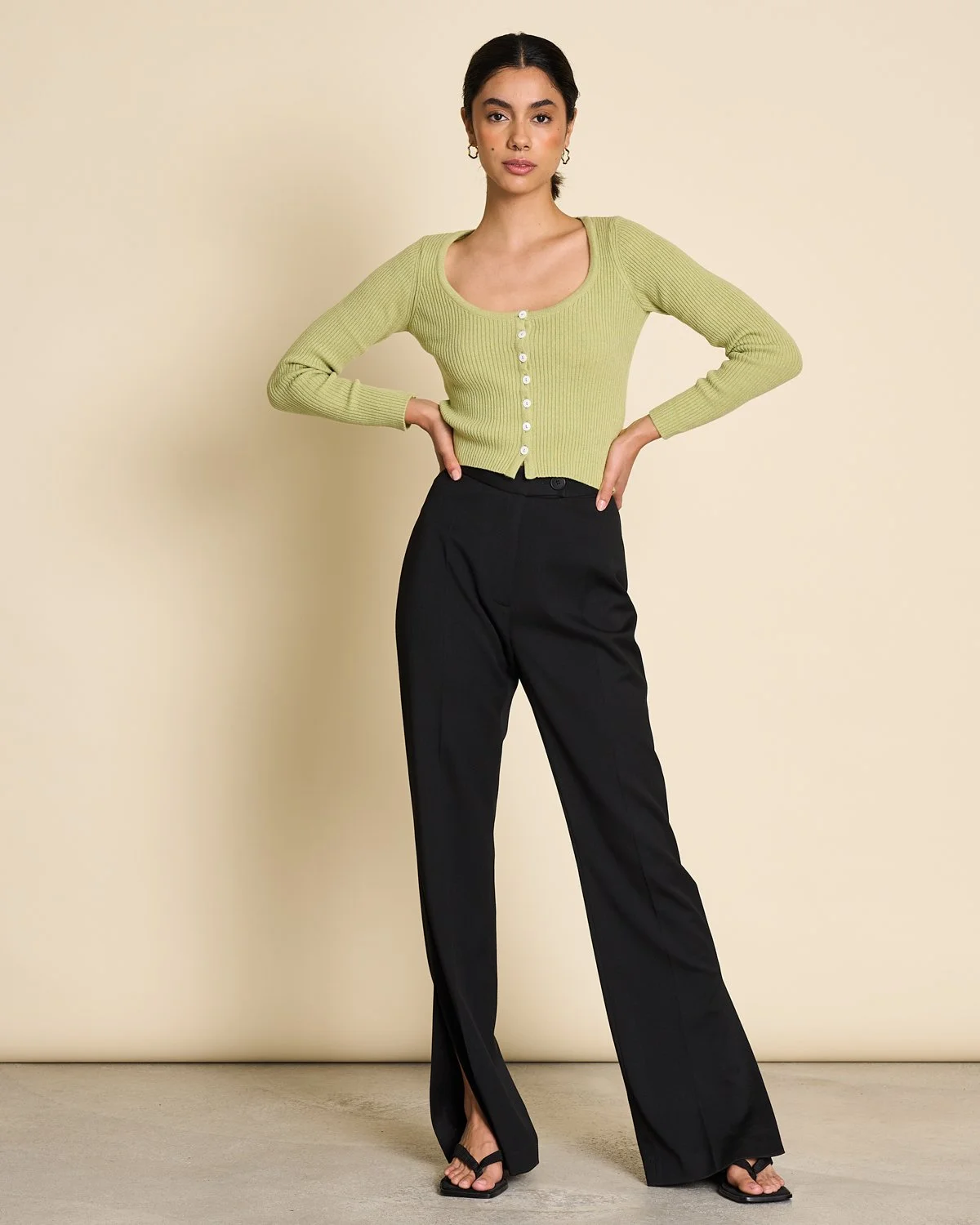 16_JanNJune_SS23_Tavi_moss_Douro_black_8985.jpg