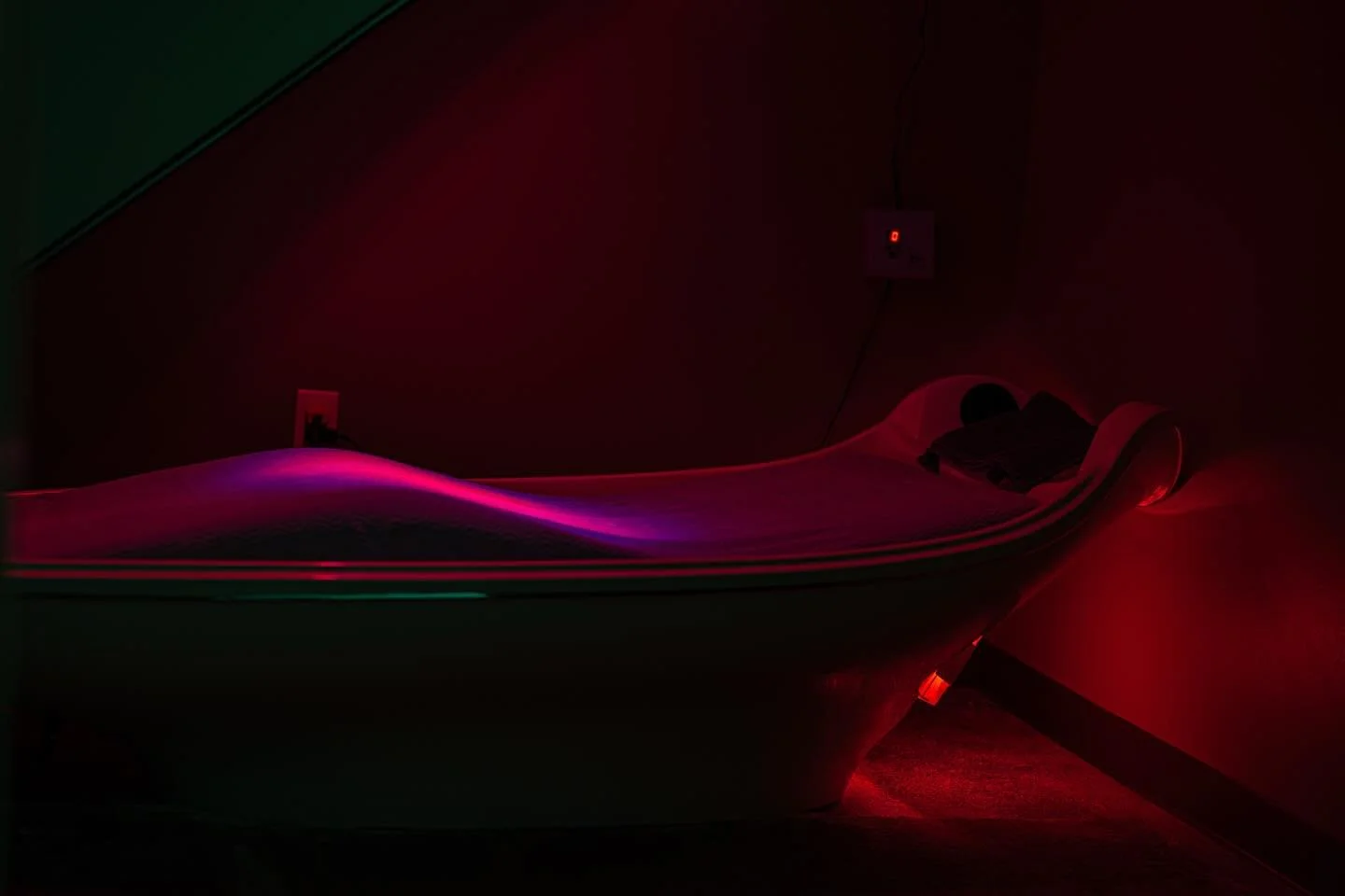 It may be cold, wet and depressing outside 🥶 but you know what&rsquo;s warm, dry and relaxing? Our cocoon wellness pod! 

This completely customizable session gets up to 180&deg; while providing a dual wave massage and utilizes near, mid and far inf