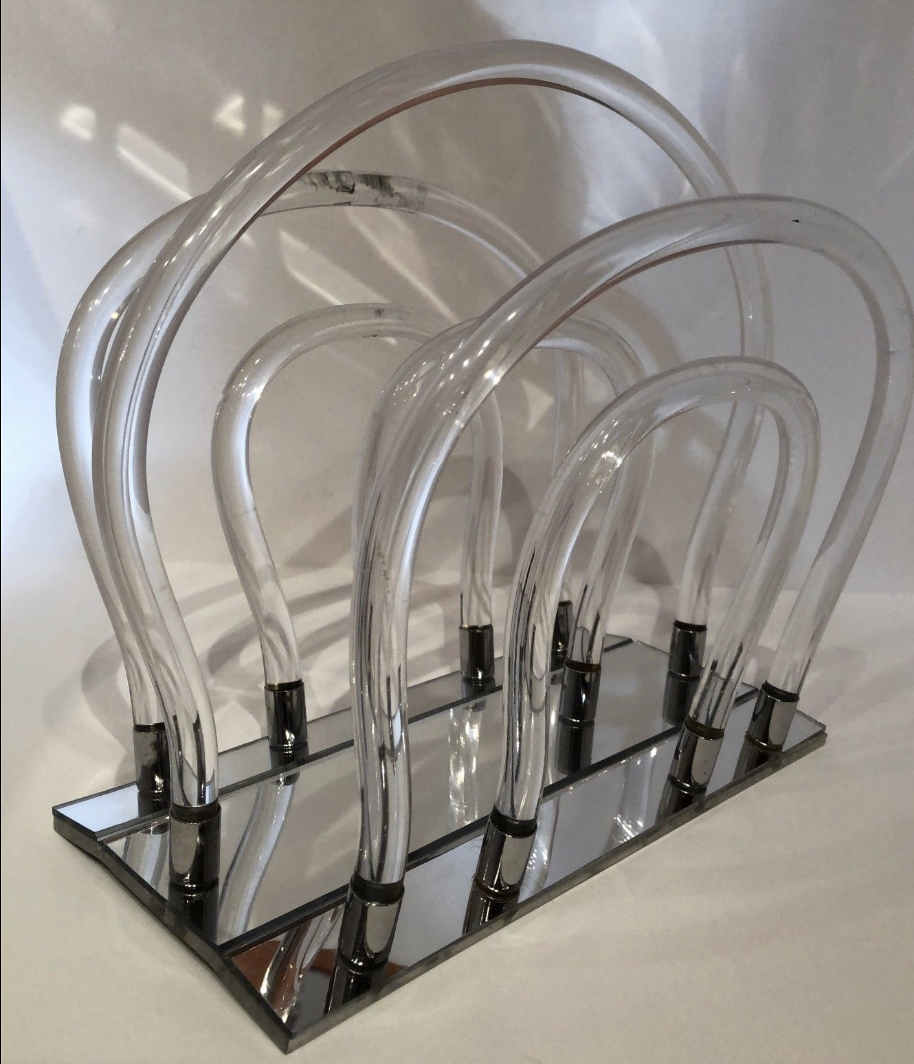 Dorothy Thorpe magazine rack.png
