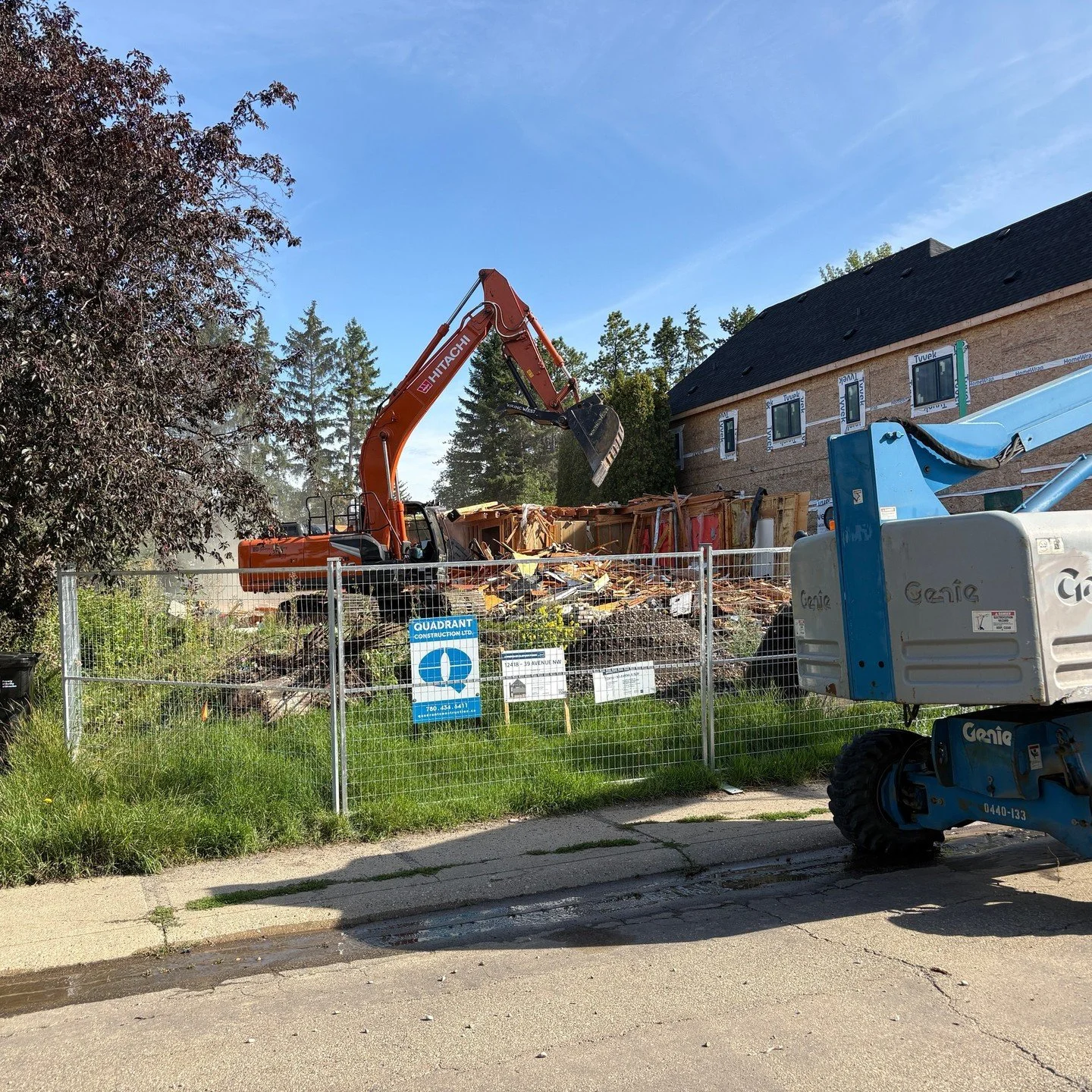Another infill started in August and excited to see this one take shape! 

Contractor: @quadrant.qcl⁠
Architectural: @designtwogroup
Design: @nako_design

~QUALITY NEVER COMPROMISED~
CUSTOM BUILDS | RENOVATIONS
RESIDENTIAL | COMMERCIAL