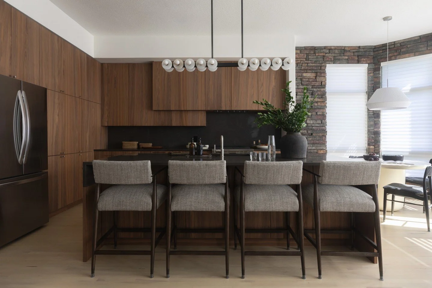 Elegance meets functionality in this kitchen. ⁠
⁠
Contractor: @quadrant.qcl⁠
Design: @dcharrondesign⁠
Photo: @sharon_litchfield