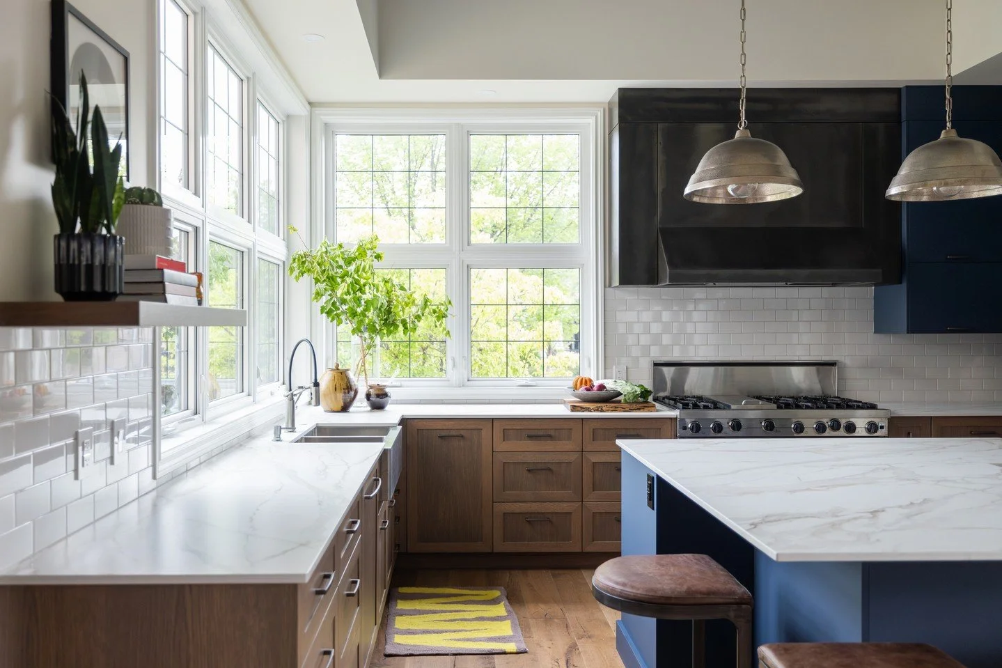 Going bold in all the right places. ⁠
⁠
Contractor: @quadrant.qcl⁠
Design: @amrinteriordesign⁠
Millwork: @waygoodskitchensinc⁠
Photo: @inhabitphoto