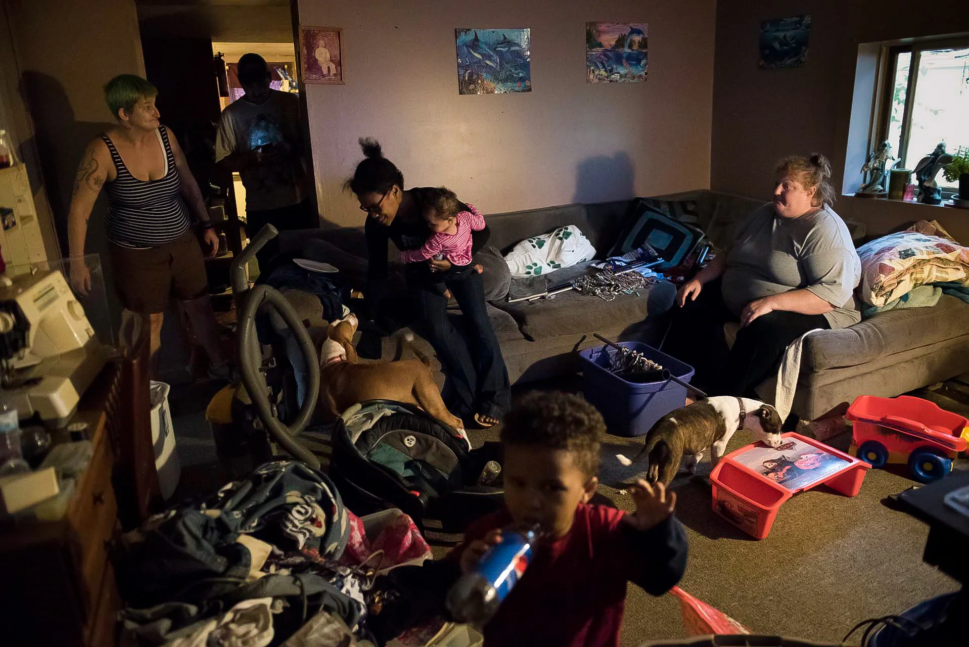 (Left to right) Samantha Gold, Scott Dexter, Desirae Primes, Clarity Handa (1 year old), Sarah Perkins, and Tyrell Handa (2 years old) socialize in Perkins’ living room in Nelsonville, Ohio on October 10, 2017.