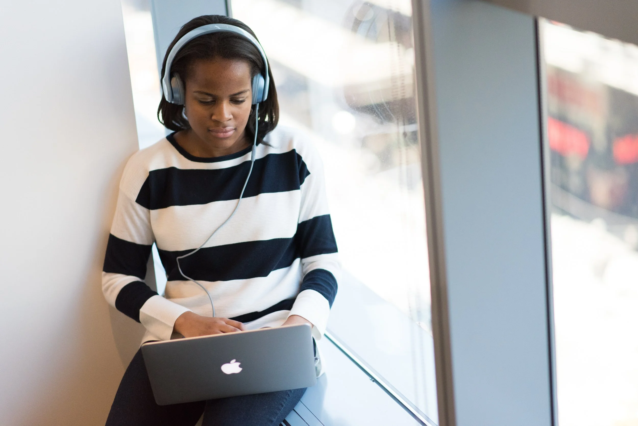 computer-girl-headphone-1181300.jpg