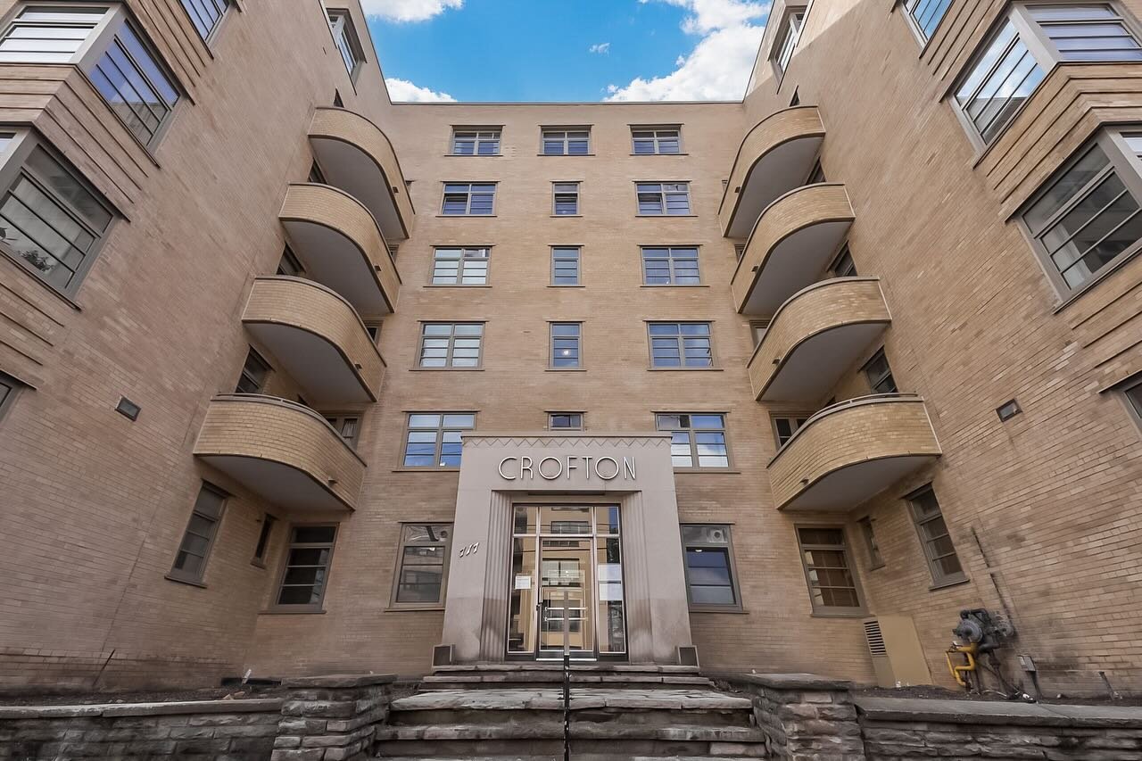 👉 Welcome to &ldquo;The Crofton&rdquo; at 717 Eglinton Ave West in prestigous #ForestHill
⠀⠀⠀⠀⠀⠀⠀⠀⠀
Come home to this beautiful one bedroom apartment inside a landmark historic Art Deco building.
⠀⠀⠀⠀⠀⠀⠀⠀⠀
&bull; This bright &amp; spacious corner un