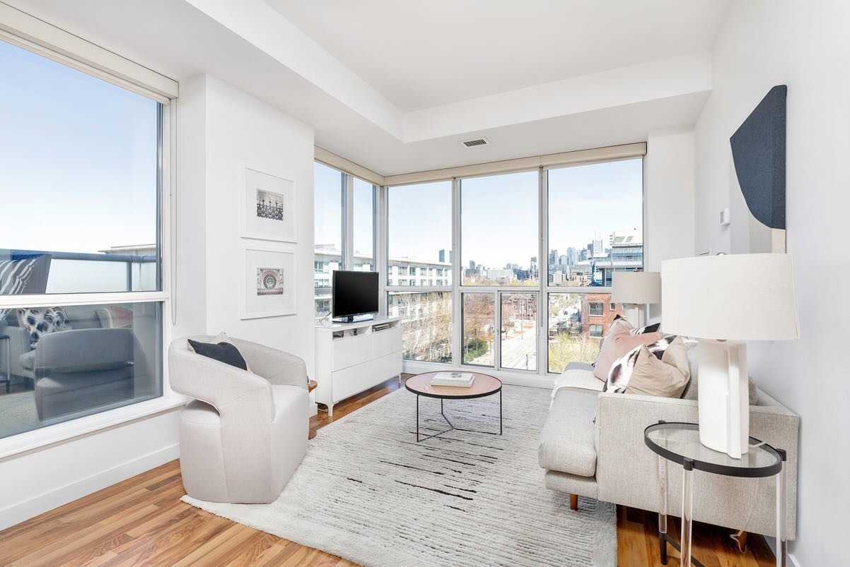 👉 JUST LISTED! Rarely available, light-filled corner unit at DNA 2 on #KingWest
⠀⠀⠀⠀⠀⠀⠀⠀⠀
Welcome to 1005 King St W #721
⠀⠀⠀⠀⠀⠀⠀⠀⠀
Who says you don&rsquo;t deserve two of everything? This show-stopping condo boasts two bedrooms, two full bathrooms, 