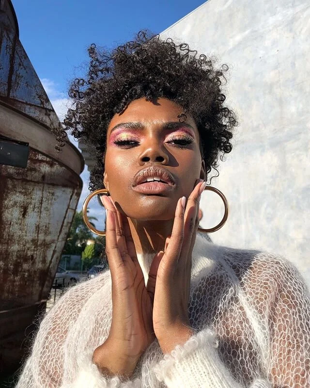 NO FILTER on beauty @londonknight_ using @toofaced chocolate pallet for eyes x @fentybeauty lips &amp; skin x @gleam_melaniemills body #missmomua
Hair by @mitchellcantrellbeauty
Styled by @jvmes_iv 
BTS w @troy.mattison