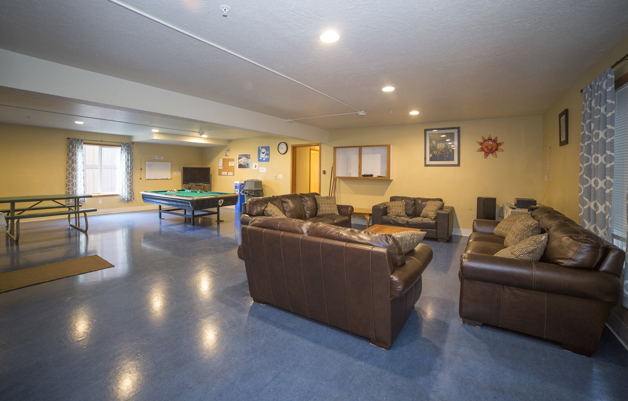 High-Cascade-adult-camp-lodging-lounge