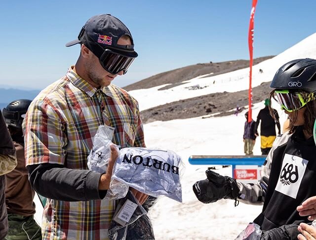 There&rsquo;s nothing better than getting free gear from your favorite pros 🤗 @Ben_Ferguson and @AnnaGasserSnow giving out the goods during the @BurtonSnowboards jump jam last summer 🎁 | 📸 : @TyBen7 | #HCSC