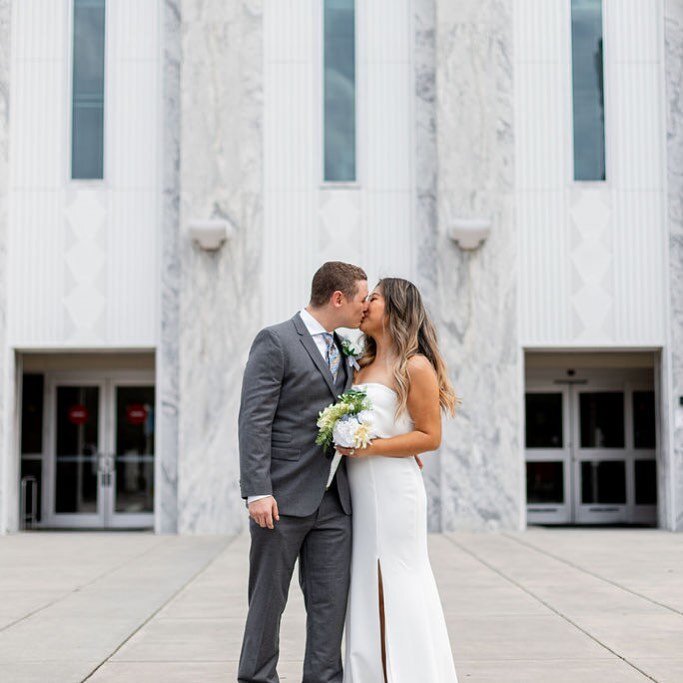 This courthouse elopement is the most-viewed wedding on my website. 😱⁠⁠
⁠⁠
Lingxiao and Ben got married one Friday afternoon at in downtown Tampa at the Hillsborough County Courthouse. The only family member in attendance was Ben&rsquo;s dad, who gr