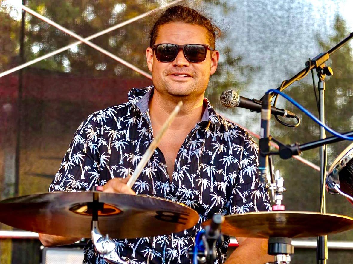 Erik neuer Drummer von roots CARAVAN live am Schlagzeug bei einem Konzert